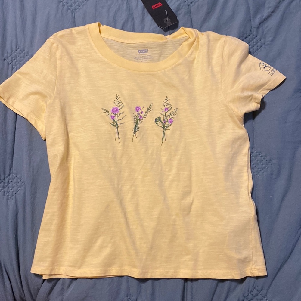 Yellow Levi’s tee w/purple flowers. Size small, perfect condition, never worn.